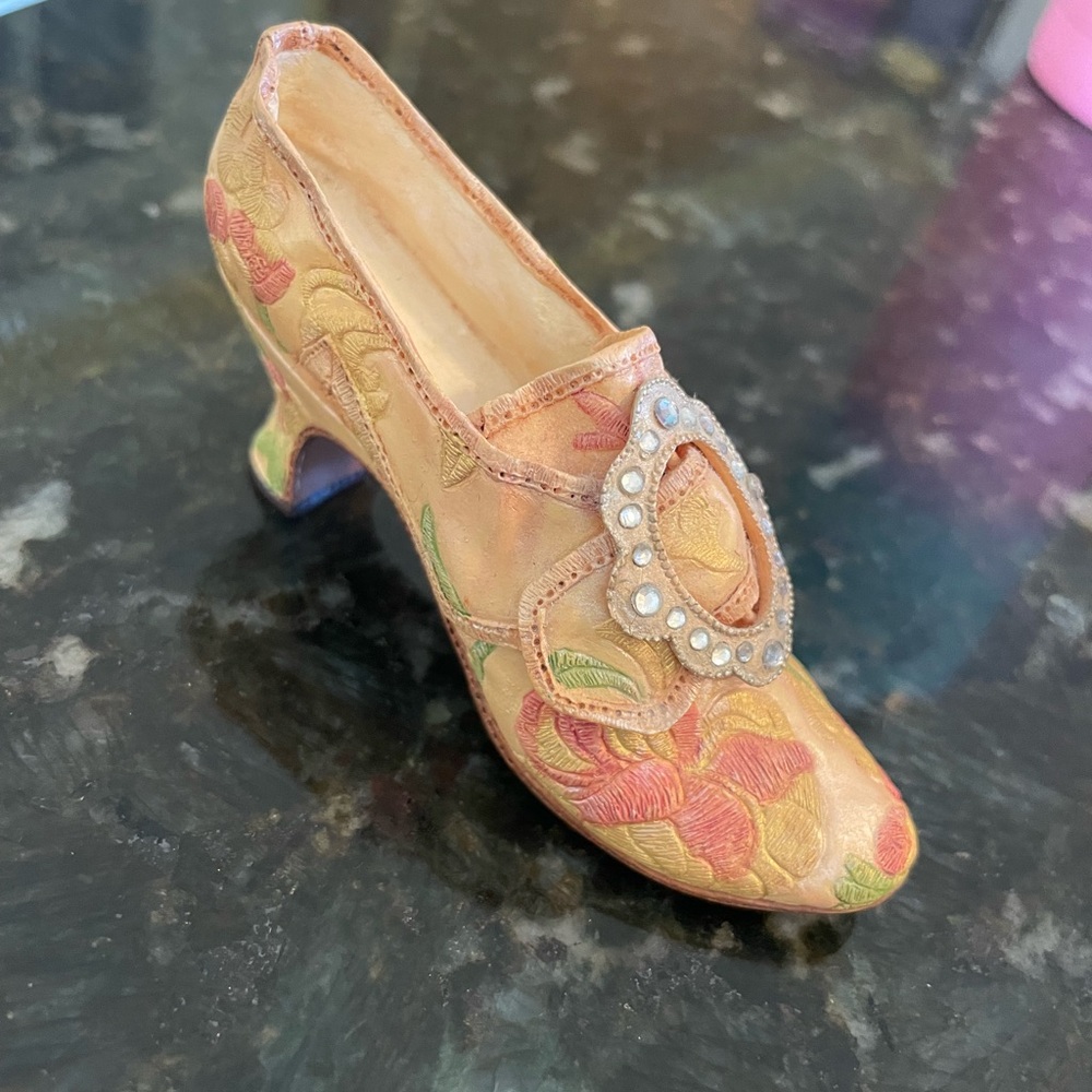 Just the Right Shoe by Raine Countess
2001 Miniature Shoe Vintage Item 25129